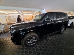 The right side of the land cruiser 7 seater car color black