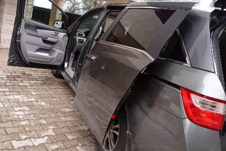 Luxury Taxi Odyssey 7 seater with all doors open at client door